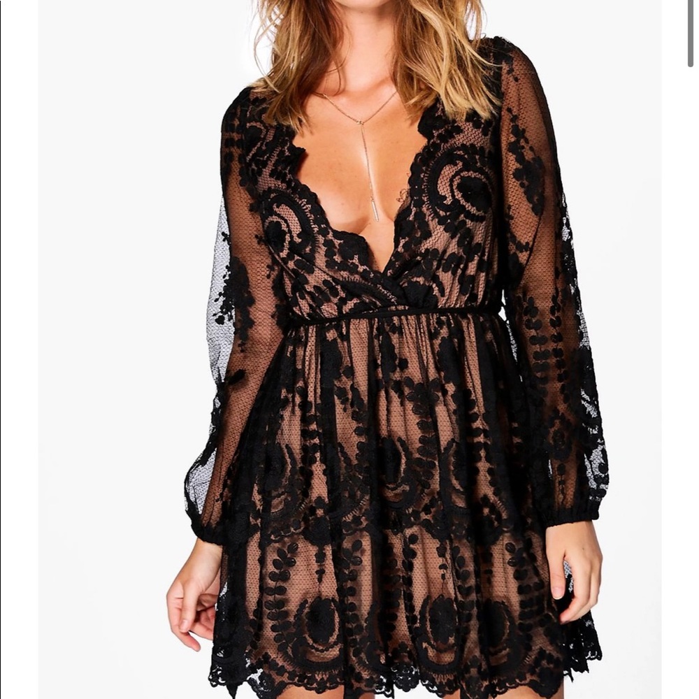 BooHoo black lace plunge dress. Size small. NWT!